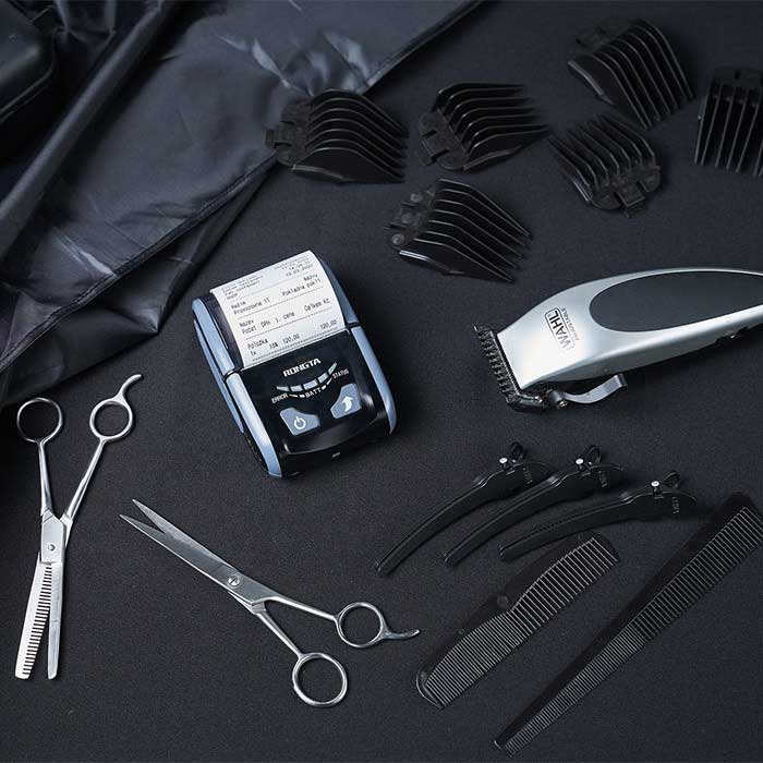 Interior da barbearia HairCut durante o horário de funcionamento